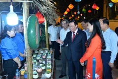 Chủ tịch Quốc hội Vương Đình Huệ thăm các gian hàng tại Ngày hội Đại đoàn kết toàn dân tộc liên địa bàn dân cư phường Quán Thánh, quận Ba Đình (Hà Nội). (Ảnh: Minh Đức/TTXVN)