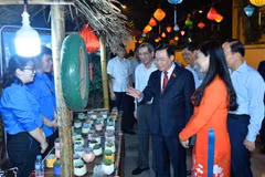 Chủ tịch Quốc hội Vương Đình Huệ thăm các gian hàng tại Ngày hội Đại đoàn kết toàn dân tộc liên địa bàn dân cư phường Quán Thánh, quận Ba Đình (Hà Nội). (Ảnh: Minh Đức/TTXVN)