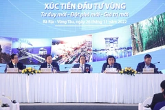 Thủ tướng Phạm Minh Chính, Phó Thủ tướng Lê Minh Khái, Bộ trưởng Bộ Kế hoạch và Đầu tư Nguyễn Chí Dũng, Bí thư Tỉnh ủy Bà Rịa-Vũng Tàu Phạm Viết Thanh và Chủ tịch UBND Thành phố Hồ Chí Minh Phan Văn Mãi đồng chủ trì Hội nghị. (Ảnh: Dương Giang/TTXVN)