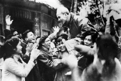 Các đại biểu dự Đại hội toàn quốc thống nhất Việt Minh-Liên Việt nhiệt liệt chào mừng Chủ tịch Hồ Chí Minh tới dự Đại hội (tháng 3/1951). (Ảnh: TTXVN)