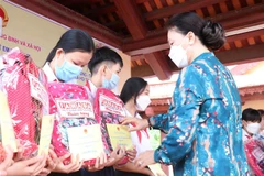 Trao quà Tết cho trẻ em có hoàn cảnh khó khăn Bến Tre. (Ảnh: Chương Đài/TTXVN)