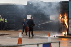 Hiện trường vụ ném bom xăng. (Nguồn: news.sky.com)