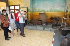 Du khách tham quan Bảo tàng văn hóa dân tộc Khmer, Trà Vinh. (Ảnh: Thanh Hòa/TTXVN)