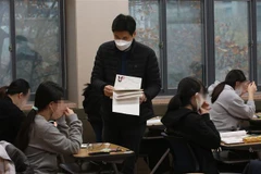 Các thí sinh tham gia kỳ thi đại học tại Seoul, Hàn Quốc, tháng 11/2021. (Ảnh: Yonhap/TTXVN)