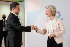 Tổng thống Ukraine Volodymyr Zelensky (trái) trong cuộc gặp Chủ tịch Ủy ban châu Âu (EC) Ursula von der Leyen tại Brussels (Bỉ) ngày 15/12/2021. (Ảnh: AFP/TTXVN)