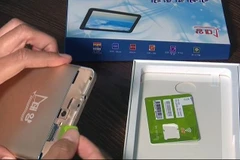 Lắp thẻ SIM vào máy tính bảng Daeyang 8321. (Nguồn: KCTV)