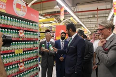 Đại sứ Đặng Xuân Dũng đang giới thiệu sản phẩm của Việt Nam tại Siêu thị Lulu ở Saudi Arabia. (Ảnh: TTXVN phát)