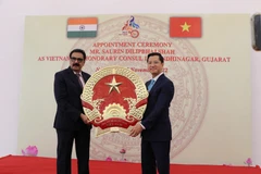 Đại sứ Nguyễn Thanh Hải (phải) trao Quốc huy cho ông Saurin Dilipbhai Shah. (Ảnh: Ngọc Thúy/TTXVN)
