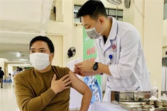 Tiêm vaccine phòng COVID-19 liều bổ sung, liều nhắc lại cho người dân. (Ảnh: Thanh Vân/TTXVN)