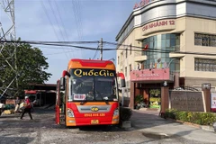 Một bãi đất trống ngay sát Bến xe An Sương (Quốc lộ 22, huyện Hóc Môn) có nhiều xe khách dừng đỗ, được “điểm mặt” là “xe dù, bến cóc”. (Ảnh: Tiến Lực/TTXVN)