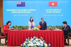 Thủ tướng Chính phủ Phạm Minh Chính và Thủ tướng New Zealand Jacinda Ardern chứng kiến lễ ký Thỏa thuận hợp tác giữa Bộ Giao thông vận tải Việt Nam và Bộ Giao thông vận tải New Zealand về họp tác hàng không dân dụng. (Ảnh: Dương Giang/TTXVN)