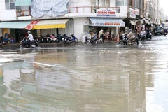 Đường nội ô tại Cà Mau thường xuyên bị ngập mỗi khi có triều cường. (Ảnh: Kim Há/TTXVN)