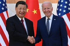 Tổng thống Mỹ Joe Biden (phải) và Chủ tịch Trung Quốc Tập Cận Bình (trái) có cuộc gặp trước thềm G20. (Ảnh: AFP/ TTXVN))