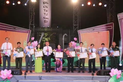 Bí thư Tỉnh ủy Bạc Liêu Lữ Văn Hùng trao Bằng khen cho các các Sở, ngành, đơn vị có nhiều đóng góp cho sự thành công của ngày hội Văn hóa - Du lịch Bạc Liêu và Lễ hội Dạ cổ hoài lang năm 2022. (Ảnh: Chanh Đa/TTXVN)