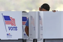 Cử tri bỏ phiếu bầu cử giữa kỳ Quốc hội Mỹ ở Kissimmee, Florida, ngày 8/11. (Ảnh: AFP/TTXVN)