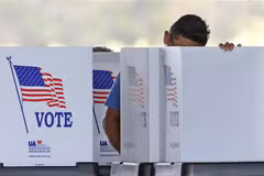Cử tri bỏ phiếu bầu cử giữa kỳ Quốc hội Mỹ ở Kissimmee, Florida, ngày 8/11. (Ảnh: AFP/TTXVN)