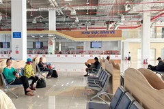 Trong khi “xe dù, bến cóc” hoạt động sôi nổi bên ngoài, thì Bến xe miền Đông mới được đầu tư hiện đại lại khá vắng khách. (Ảnh: TTXVN phát)