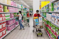 Người dân mua sắm tại một siêu thị ở Bangkok, Thái Lan. (Ảnh: AFP/TTXVN)