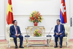 Chủ tịch Quốc hội Vương Đình Huệ và Thủ tướng Campuchia Samdech Techo Hun Sen. (Ảnh: Doãn Tấn/TTXVN)