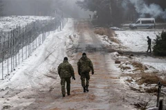 Binh sỹ Ba Lan tuần tra tại khu vực biên giới với Belarus, gần Kuznica, miền Đông Ba Lan ngày 15/12/2021. (Ảnh: PAP/TTXVN)