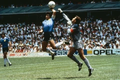 Pha bóng "Bàn tay của Chúa" của Maradona. (Nguồn: theguardian.com)