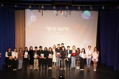 Ban tổ chức tặng giấy chứng nhận cho các tình nguyện viên trong hoạt động hỗ trợ sinh viên mới. (Ảnh: Quang Vinh/ TTXVN)