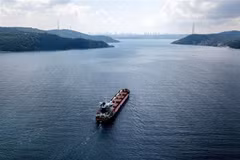 Tàu chở ngũ cốc di chuyển tại eo biển Bosphorus, Thổ Nhĩ Kỳ, ngày 3/8/2022. (Ảnh: AFP/ TTXVN)