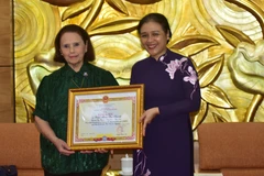 Chủ tịch Liên hiệp các tổ chức hữu nghị Việt Nam (VUFO) Nguyễn Phương Nga trao tặng bằng khen cho bà Poldi María Sosa Schmidt, Chủ tịch Viện Văn hóa Argentina-Vietnam (ICAV). (Ảnh: Lê Hà/Vietnam+)
