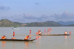 Các đội thi tranh tài trong những nội dung đua thuyền độc mộc. (Ảnh: Hồng Điệp/TTXVN)