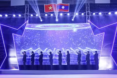 Lãnh đạo các bộ ngành liên quan của hai nước và Đại sứ Việt Nam tại Lào Nguyễn Bá Hùng nhấn nút khai mạc Hội chợ thông qua ứng dụng tương tác trên màn hình LED. (Ảnh: Phạm Kiên/TTXVN)