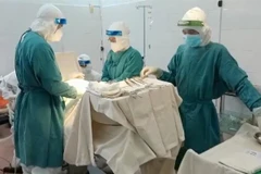 Các bác sỹ tại trung tâm Y tế huyện Bù Đăng, tỉnh Bình Phước. (Ảnh: TTXVN phát)