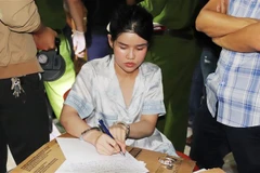 Đối tượng Phạm Thị Quỳnh Trang (sinh năm 1998) bị bắt giữ về hành vi tàng trữ trái phép ma túy. (Ảnh: TTXVN phát)