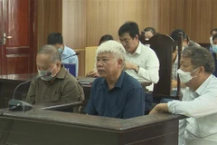 Ba bị cáo bị xét xử về tội Vi phạm các quy định về bồi thường, hỗ trợ khi Nhà nước thu hồi đất. (Ảnh: Trịnh Duy Hưng/TTXVN)