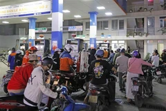 Người dân xếp hàng dài chờ mua xăng, dầu tại cửa hàng kinh doanh xăng, dầu trên phố Lạc Trung, Hà Nội tối 5/11. (Ảnh: Trần Việt/TTXVN)