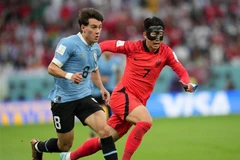 Pha tranh bóng giữa cầu thủ Uruguay Facundo Pellistri (trái) và cầu thủ Hàn Quốc Son Heung-min. (Ảnh: THX/ TTXVN)