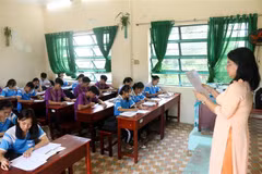 Cô giáo và học sinh trường Phổ Trường Dân tộc nội trú Trung học phổ thông Kiên Giang. (Ảnh: Hồng Đạt/TTXVN)