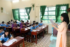 Cô giáo và học sinh trường Phổ Trường Dân tộc nội trú Trung học phổ thông Kiên Giang. (Ảnh: Hồng Đạt/TTXVN)