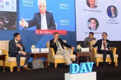 Các diễn giả, chuyên gia thảo luận tại Hội thảo. (Ảnh: Văn Dũng/TTXVN)