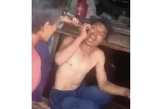 Nội dung của hai clip ghi lại cảnh hai ngư dân bị đánh đập dã man. (ảnh cắt từ clip). (Nguồn: TTXVN/phát)