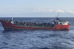 Tàu chở người di cư trong chiến dịch cứu hộ ngoài khơi đảo Crete, Hy Lạp, ngày 29/10/2021. (Ảnh: AFP/TTXVN)