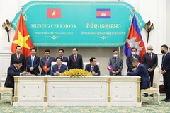 Thủ tướng Phạm Minh Chính và Thủ tướng Campuchia Samdech Techo Hun Sen chứng kiến lễ ký Bản ghi nhớ về loại và số lượng xe thương mại đối với việc thực hiện Hiệp định và Nghị định thư giữa Chính phủ nước CHXHCN Việt Nam và Chính phủ Vương quốc Campuchia v