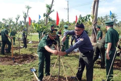 Đoàn đại biểu sỹ quan biên phòng Việt Nam-Campuchia trồng cây hữu nghị tại Đồn Biên phòng Lình Huỳnh. (Ảnh: Lê Sen/TTXVN)