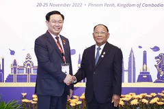 Chủ tịch Quốc hội Vương Đình Huệ chào xã giao Chủ tịch AIPA-43 Samdech Heng Samrin. (Ảnh: Doãn Tấn/TTXVN)