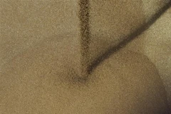 Chất ngũ cốc lên tàu để đưa đi xuất khẩu tại cảng Rostov-on-Don, Nga ngày 26/7. (Ảnh: AFP/TTXVN)