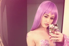 Miley Cyrus hóa trang siêu gợi cảm đi chơi Halloween