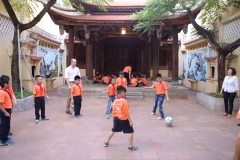 Hoàng tử Anh William đã tới thăm các em học sinh trường tiểu học Hồng Hà và tham gia chơi bóng ma cùng các em. (Ảnh: Minh Sơn/Vietnam+)