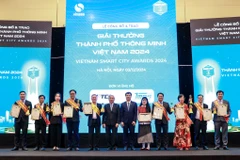 Đại diện các tỉnh thành phố nhận Giải thưởng Thành phố thông minh Việt Nam 2024. (Ảnh: PV/Vietnam+)