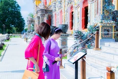 Du khách trải nghiệm tại Trạm tương tác thông minh. (Ảnh: Trung tâm Bảo tồn Di tích Cố đô Huế)