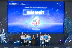 Hai đội thi giành giải Nhất cuộc thi Solve for Tomorrow. (Ảnh: Minh Sơn/Vietnam+)