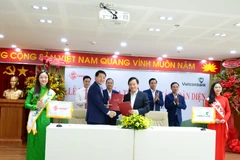 Lãnh đạo hai bên tham gia ký kết. (Nguồn: Vietcombank)